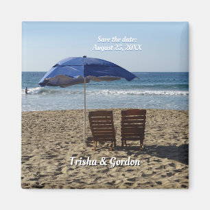 Liegestühle und Sonnenschirme. Magnet