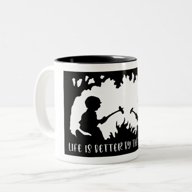 Life Is Better By The Campfire Zweifarbige Tasse (Vorderseite Links)