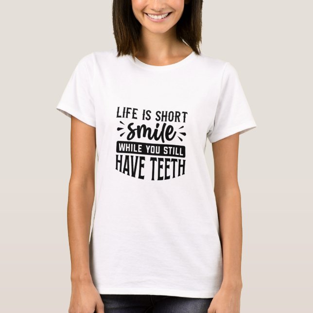 Life is short, smile while you still have teeth - T-Shirt (Vorderseite)
