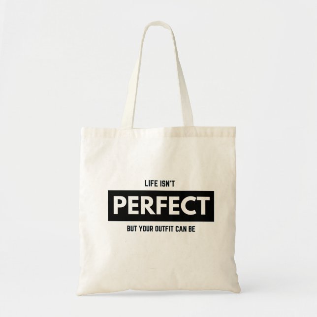 LIFE ISN'T PERFECT BUT YOUR OUTFIT CAN BE TRAGETASCHE (Vorne)