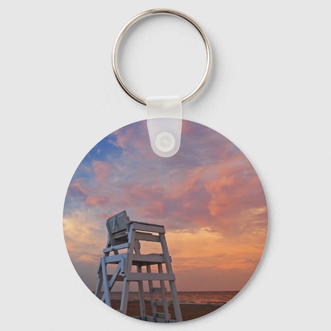 Lifeguard chair with dramatic sky. schlüsselanhänger (Vorderseite)