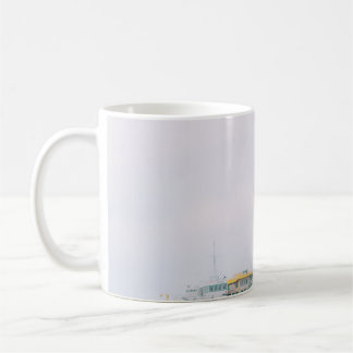 LIFEGUARD POST ON SHORE UNTER WHITE SKY KAFFEETASSE