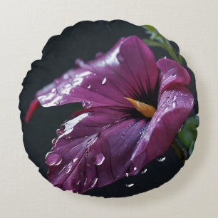"Lifelike Elegance: Single Vinca Blume Petal Rundes Kissen