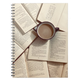 Light Academia Ästhetischer Kaffee und Bücher