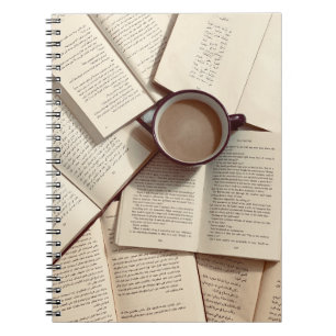 Light Academia Ästhetischer Kaffee und Bücher