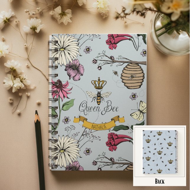 Light Blue, Black & Gold Queen Bee, Crown & Scroll Notizbuch (Chic Queen Bee Custom Notebook
Front: Personalized Name or Message
Back: Fun Queen Bee & Crown Print)
