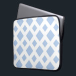 Light Blue Diamonds auf White Laptopschutzhülle<br><div class="desc">Stilvolle,  geometrische Muster großer und kleiner hellblauer Diamanten auf weißem Hintergrund. Das Weiße bildet ein Gitter,  das die blauen Säuglingsformen trennt. Digitales 9000 x 6000 Pixel Bild. Copyright ©2013 Claire E. Skinner,  Alle Rechte vorbehalten.</div>