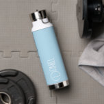 Light Blue Modern Typography Personalized Trinkflasche<br><div class="desc">Trendy, vacuum insulated water bottle that features personalized name in white, modern typography on a light blue color background. Personalize bottle by editing name and replacing name with your own as desired. Perfect for a birthday gift, wedding groomsman gift, etc. Select your water bottle style. Select your water bottle style....</div>