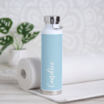 Light Blue Personalisiert Wedding Bridesmaid Trinkflasche<br><div class="desc">Gönnen Sie Ihrer Hochzeitsjury oder Ihrer Trauzeugin diese trendige,  vakuumisolierte Wasserflasche,  die ihren Namen in weißem,  stylisiertem Schrift auf einem hellblauen Hintergrund hat,  der zu Ihrem Hochzeitsfarbenschema passt. Stellen Sie die Flasche nach Belieben durch Bearbeiten und Ersetzen des Namens durch Ihren eigenen Namen ein. Wählen Sie Ihre Wasserflasche.</div>