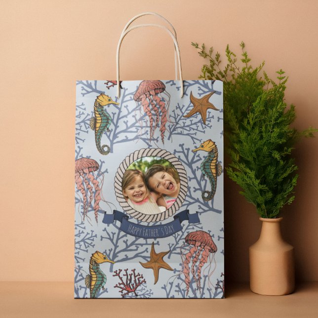 Light Blue Seepferd Serenade Custom Foto & Text Mittlere Geschenktüte (Hand-drawn Seahorse, Jellyfish, Starfish & Coral Navy Blue Gift Bag for Him. Editable Text and Photo)