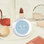 Light Blue Stylized Wedding Bridesmaid Monogram Taschenspiegel<br><div class="desc">Ein personalisierter Kompaktspiegel für Ihre Hochzeitsjubiläumsjacke oder Ihre Trauzeugin,  deren Initial und Name auf einem trendigen,  hellblauen Hintergrund stilisiert ist. Bearbeiten,  um Initial und Namen zu ersetzen. Wählen Sie Ihren kompakten Spiegelstil aus.</div>