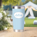 Light Blue Stylized Wedding Trauzeuge Thermobecher<br><div class="desc">Verschenken Sie Ihren Trauzeuge mit diesem personalisierten,  rostfreien Edelstahl,  Thermalwäscher mit seinem Namen in stilisierter Schrift in einem weißen ovalen Design. Hintergrund und Skript sind eine trendige,  hellblaue Farbe. Personalisieren Sie Ihren thermischen Schuster,  indem Sie den Namen des Trauzeugen mit dem gewünschten Namen bearbeiten und ersetzen.</div>