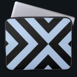 Light Blue und Black Chevrons Laptopschutzhülle<br><div class="desc">In diesem gewagten,  originellen geometrischen Muster konvergieren sich abwechselnde hellblaue und schwarze Chevronen. Digitales Bild. Copyright © 2014 Claire E. Skinner. Alle Rechte vorbehalten.</div>