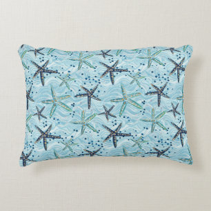 Light Blue und Gold Starfish auf Ozeanwellenmuster Dekokissen