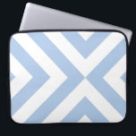 Light Blue und White Chevrons Laptopschutzhülle<br><div class="desc">In diesem kühlen,  originellen geometrischen Design kommen abwechselnde hellblaue und weiße Chevronen zusammen. Digitales Bild. Copyright © 2013 Claire E. Skinner. Alle Rechte vorbehalten.</div>