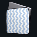 Light Blue und White Zigzag Laptopschutzhülle<br><div class="desc">Dieses gewagte geometrische Muster besteht aus abwechselnden Reihen von hellblauen und weißen Zickzacksägen. Das Babyblau und Weiß wurde von Grund auf entworfen. Digitales Bild. Copyright ©2013 Claire E. Skinner,  Alle Rechte vorbehalten.</div>