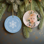 Light Blue Winter Snowflake Erstes Weihnachtsfest Keramik Ornament<br><div class="desc">Keramik Urlaubssornament personalisiert mit dem Foto Ihres Babys und dem individuellen "Mein erster Weihnachtstext". Dieses einfache, moderne Urlaubsdesign besticht durch eine weiße Schneeflocke auf hellblauem Hintergrund. Verwenden Sie die Designtools, um eine beliebige Hintergrundfarbe auszuwählen, Schriftart und Farben zu bearbeiten und eigene Fotos hinzuzufügen, um eigene, einzigartige Familienkassendekorationen zu erstellen.</div>