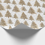 Light Brown Christmas Tree & Gold Glitzer Muster Geschenkpapier<br><div class="desc">Dieses elegante Urlaubsmuster entstand mit handgebürsteten Weihnachtsbaumen in hellbraunem Schatten, die durch den simulierten goldenen Glitzer hervorgehoben wurden und eine moderne und neutrale Weihnachtsästhetik schufen. Der Glitzer auf dieser klassischen Ferienbaum-Geschenkpackung ist Teil des gedruckten Designs auf diesem luxuriösen Verpackungspapier und behält sein glänzendes Aussehen bei der Handhabung, Verpackung und dem...</div>