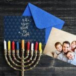 Light Heart Menorah Personalisiert Hanukkah Foto Folien Feiertagskarte<br><div class="desc">Diese blaue Karte mit den menorah-Muster Set aus der Goldfolie "Lass dein Herz leicht sein" und kann mit beliebigen Namen oder Botschaften personalisiert werden. Auf der Rückseite befindet sich Ihr vollformatiges Foto.</div>