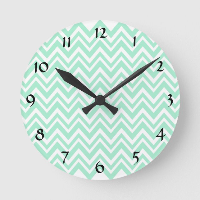 Light Mint Green and White Zigzag Pattern Runde Wanduhr (Vorderseite)