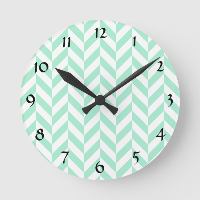 Light Mint Green Chevron Pattern Runde Wanduhr (Vorderseite)