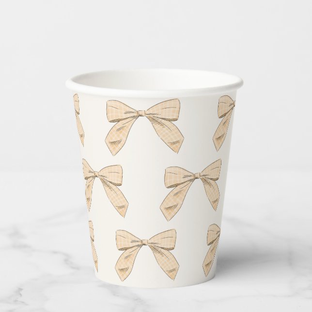 Light Peach Kariert Bow Elegante Neutral Baby Dusc Pappbecher (Vorderseite)