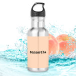 Light Peach Minimalistisch Simple Personalisiert N Edelstahlflasche<br><div class="desc">Diese stilvolle Wasserflasche aus Edelstahl besticht durch ein elegantes,  minimalistisches Design. Klicken Sie einfach auf "Personalisieren",  um den Namen Ihrer Wahl hinzuzufügen,  und es wird in der Mitte des Designs auf einem hellen pfirsichfarbenen Hintergrund angezeigt. Sie können das Ergebnis vor dem Auschecken sehen.</div>