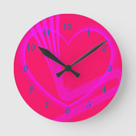 Light Pink Heart w/Zigzag Lines Runde Wanduhr