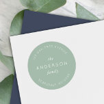 Light Sage Family Name Rücksendeadresse Moderne Runder Aufkleber<br><div class="desc">Light Sage Family Name Rücksendeadresse Classic Round Aufkleber enthält Ihren Familiennamen und Ihre Adresse in Weiß gegen eine helle Salbeifarbe. Karo die passenden Hochzeitsartikel https://www.zazzle.com/collections/peach_layered_geometric_light_sage_wedding-119919264900833968 Personalisieren Sie sie, indem Sie den Platzhalter-Text ersetzen. Für weitere Optionen, wie zum Beispiel den Schriftart zu ändern, ist es die Größe und Abstand zwischen den...</div>