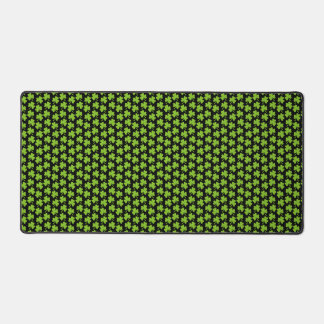 Light Shamrocks Black Schreibtischunterlage