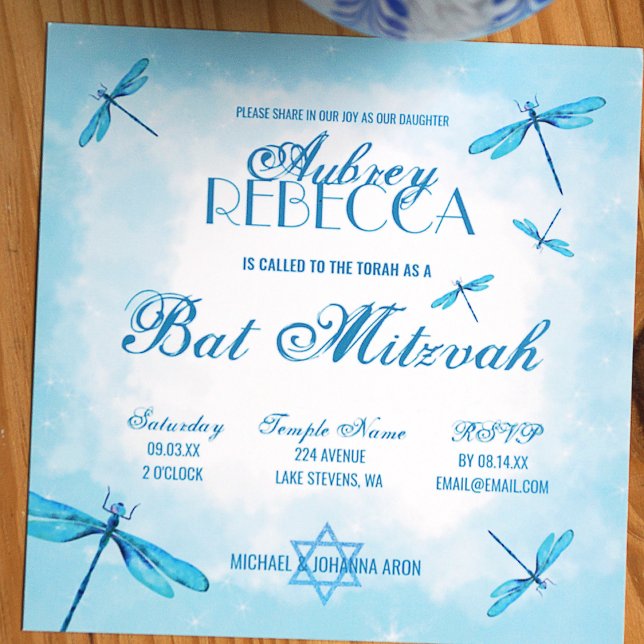 Light Türkis Dragonflies Bat Mitzvah Einladung (Whimsical turquoise dragonflies bat mitzvah invitation, unique square card)