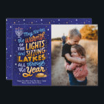 Light und Latkes ein Foto Hanukkah Feiertagskarte<br><div class="desc">Diese 1-Foto-Karte,  Features,  eine helle und farbenfrohe,  handgezeichnete Hanukka Stimmung,  mit Latkes und Lichter der Menorah. Die Rückseite hat ein Koordinationsmuster,  und es können zusätzliche Foto hinzugefügt werden.</div>