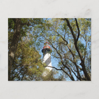 LIGHTHOUSE DURCH DIE BÄUME POSTKARTE