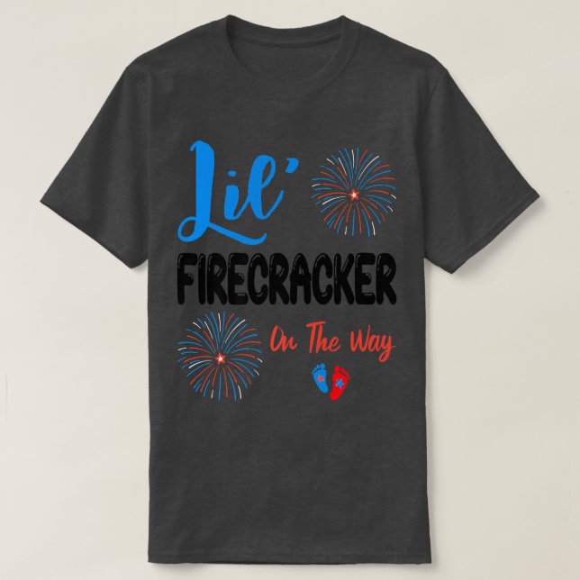 Lil' Firecracker auf dem Weg Niedlich 4. Juli Preg T-Shirt (Design vorne)