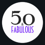 Lila 50 und fabelhafte 50. Geburtstagsparty Einlad Runder Aufkleber<br><div class="desc">Ein wunderschöner lila 50. Geburtstagsaufkleber,  den Sie für Ihre 50. Geburtstagsfeier nutzen können. Herzlichen Glückwunsch zum Geburtstag!</div>