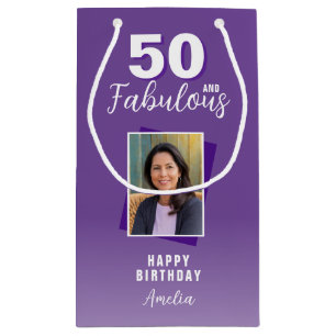 Lila 50 und fabelhaftes 50. Geburtstag Foto Kleine Geschenktüte