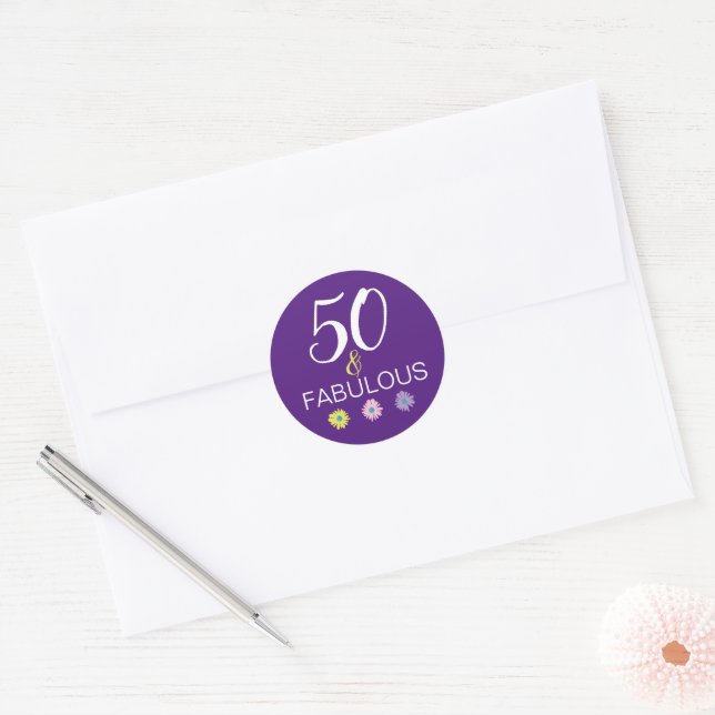 Lila 50 und toller Spaß Daisy Runder Aufkleber (Umschlag)