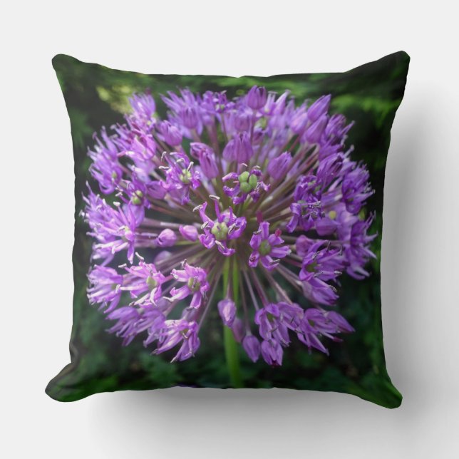Lila Allium Nahe Throw Kissen (Vorderseite)