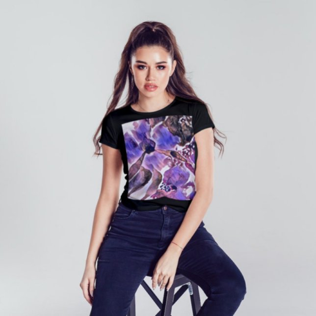 Lila Aquarellbilder und violette Blumenbemalung T-Shirt (Von Creator hochgeladen)