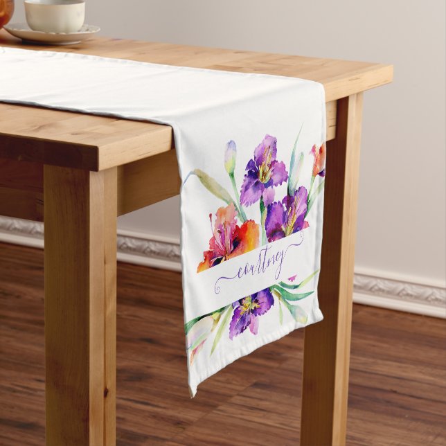 Lila Aquarellfarbe Iris personalisiert Kurzer Tischläufer (Beispiel)