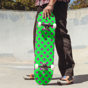 Lila auf grünem Polka-Punkte-Musterdesign Skateboard