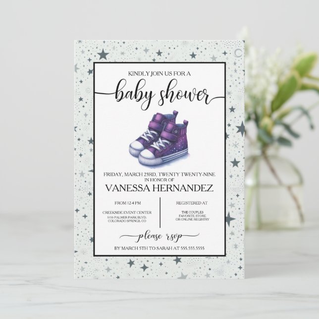 Lila Baby High Tops Babydusche Einladung (Stehend Vorderseite)