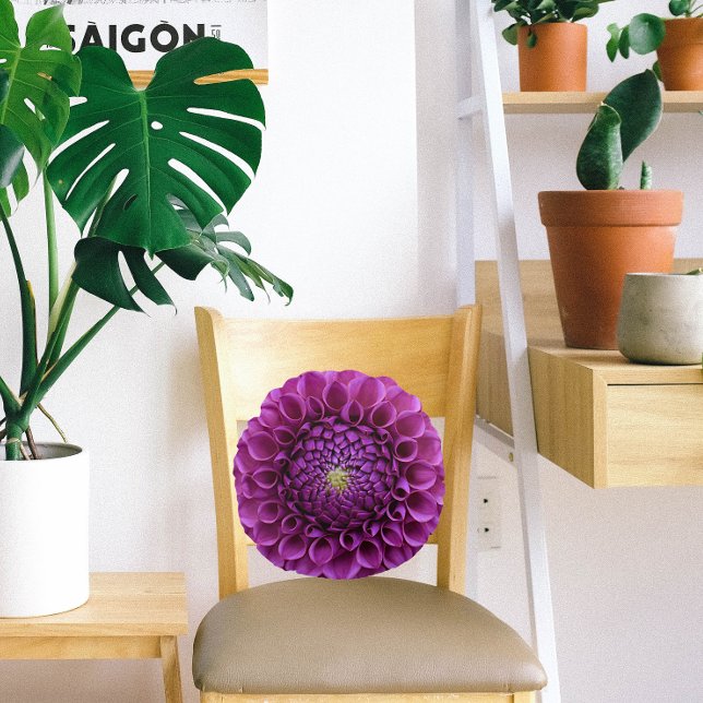Lila Ball Dahlia Floral Rundes Kissen (In Situ Chair)
