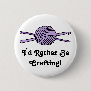 Lila Ball des Garns (Strick u. Häkelarbeit) Button