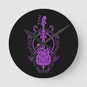 Lila Bass Gitarrendesign auf schwarz Runde Wanduhr