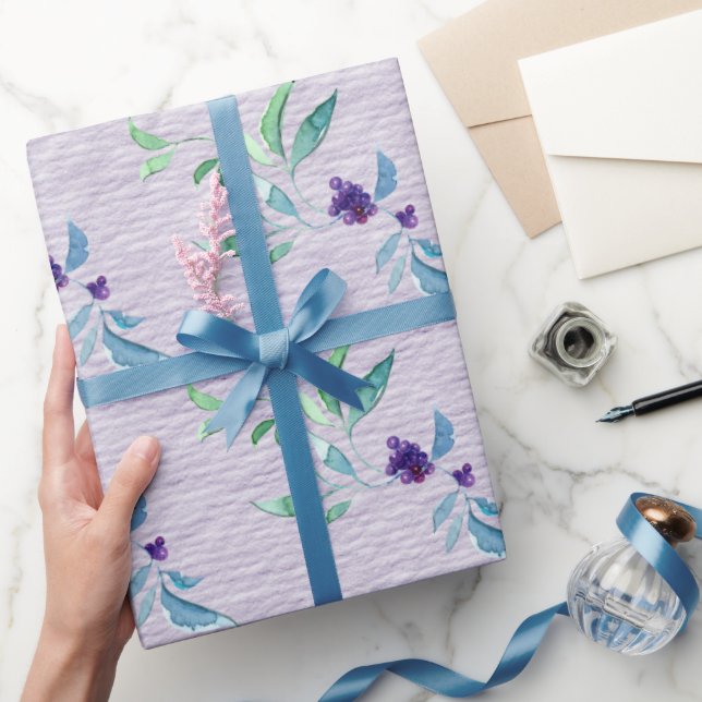 Lila Beeren auf dem Lavendelpapier Geschenkpapier (Schenken)