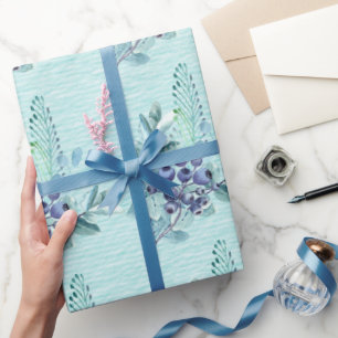 Lila Beeren und Blaue Federn auf tieftürkisfarben Geschenkpapier