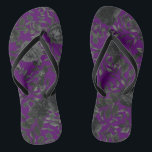 Lila Black Floral Wedding Gothic Flip Flops<br><div class="desc">Das wunderschöne und elegante gotische Hochzeitsdesign der lila und schwarzen Rose eignet sich hervorragend für Herbst- und Winterhochzeiten mit kühnen, tiefen Farben.</div>