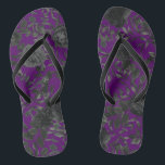Lila Black Floral Wedding Gothic Flip Flops<br><div class="desc">Das wunderschöne und elegante gotische Hochzeitsdesign der lila und schwarzen Rose eignet sich hervorragend für Herbst- und Winterhochzeiten mit kühnen,  tiefen Farben.</div>