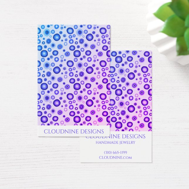 Lila Blasen mit Nekklace-Juwelendisplay (Schreibtisch)